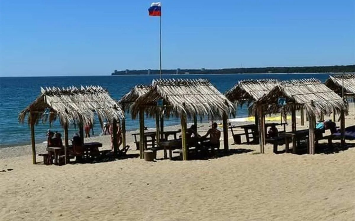 Блэк пицунда. Пляж капитан блэк пицунда. Золотые пески пицунда. Пляж капитан блэк в абхазии. Пляж капитан блэк пицунда.