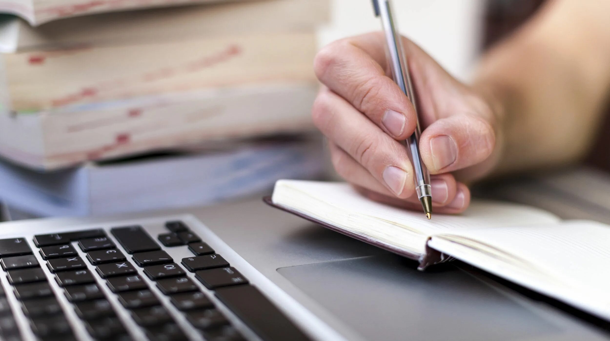 Дистанционные занятия. Ноутбук руки. Математика фото. Ноутбук дистанционно. Человек с макбуком.