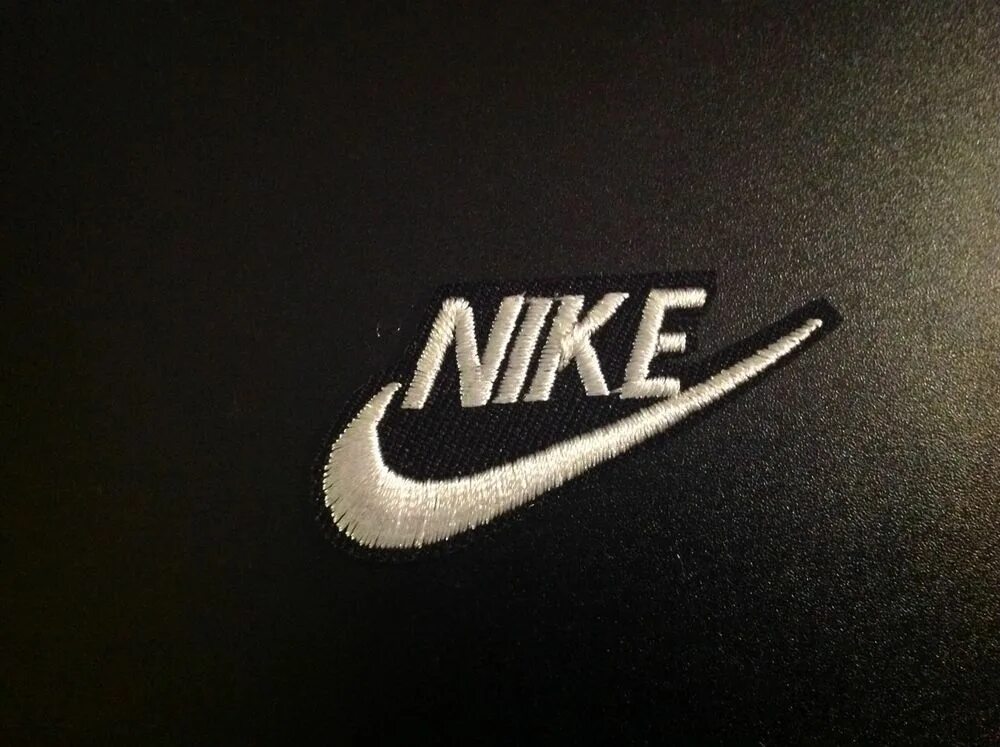 Нашивка найк. Термонашивка Шеврон Nike. Nike эмблема. Логотип найк вышивка. Логотип найк на одежде.