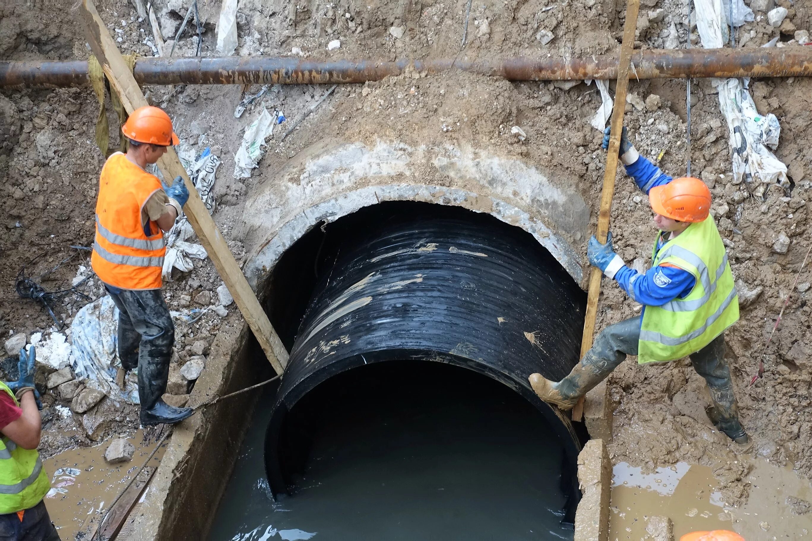 Отсутствие водопровода. Канализационный коллектор д1500. Водостосточная канализация трубопровод 200 стальной в колодцах. Самотечный коллектор канализации.сеть. Городская канализация.