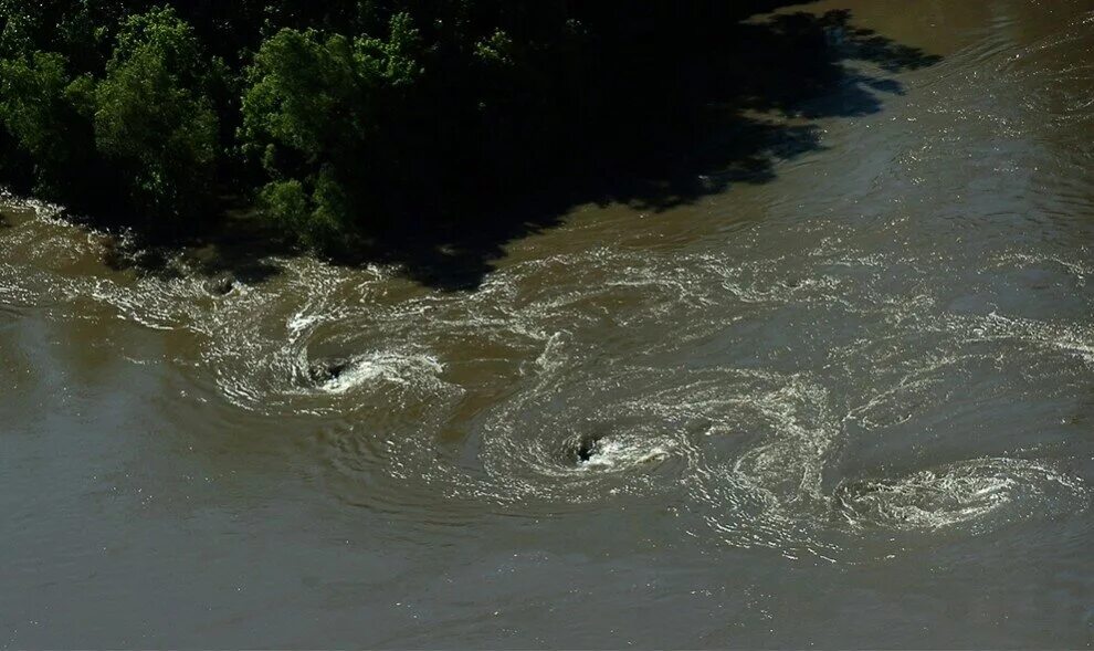 Попал в сильное течение. Водоворот Корриврекан. Водоворот Геншин. Река Миссисипи водовороты. Водоворот в реке.