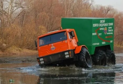 Они стоят на тракторах и вездеходах