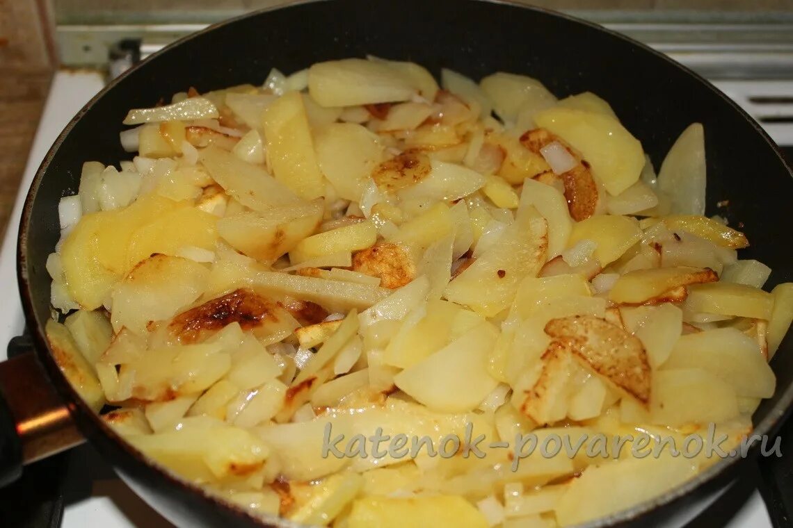 Как пожарить картошку с морковью. Жареная картошка с луком и морковкой на сковороде. картошка с вермишелью и луком на сковороде. жарим картошку на сковороде с луком и морковкой. судак с луком картошкой картошкой на сковороде.