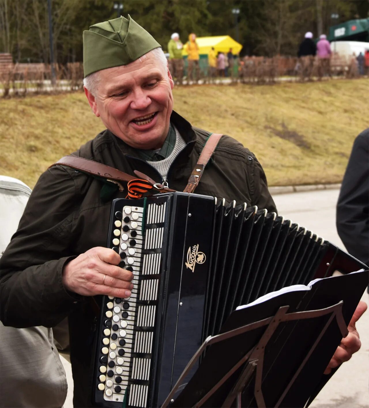 Русская гармошка песни слушать. Под гармонь. Народные под гармонь. Русские народные под гармонь.