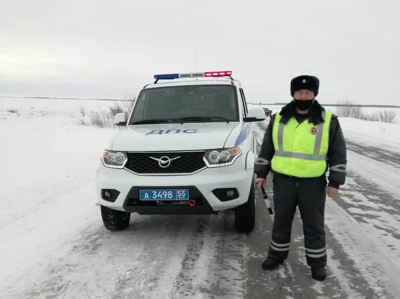 Телефон гаи омск. Инспектор на дороге зимой. ДПС на дороге зимой. ДПС Омск. ДПС Омск зима.