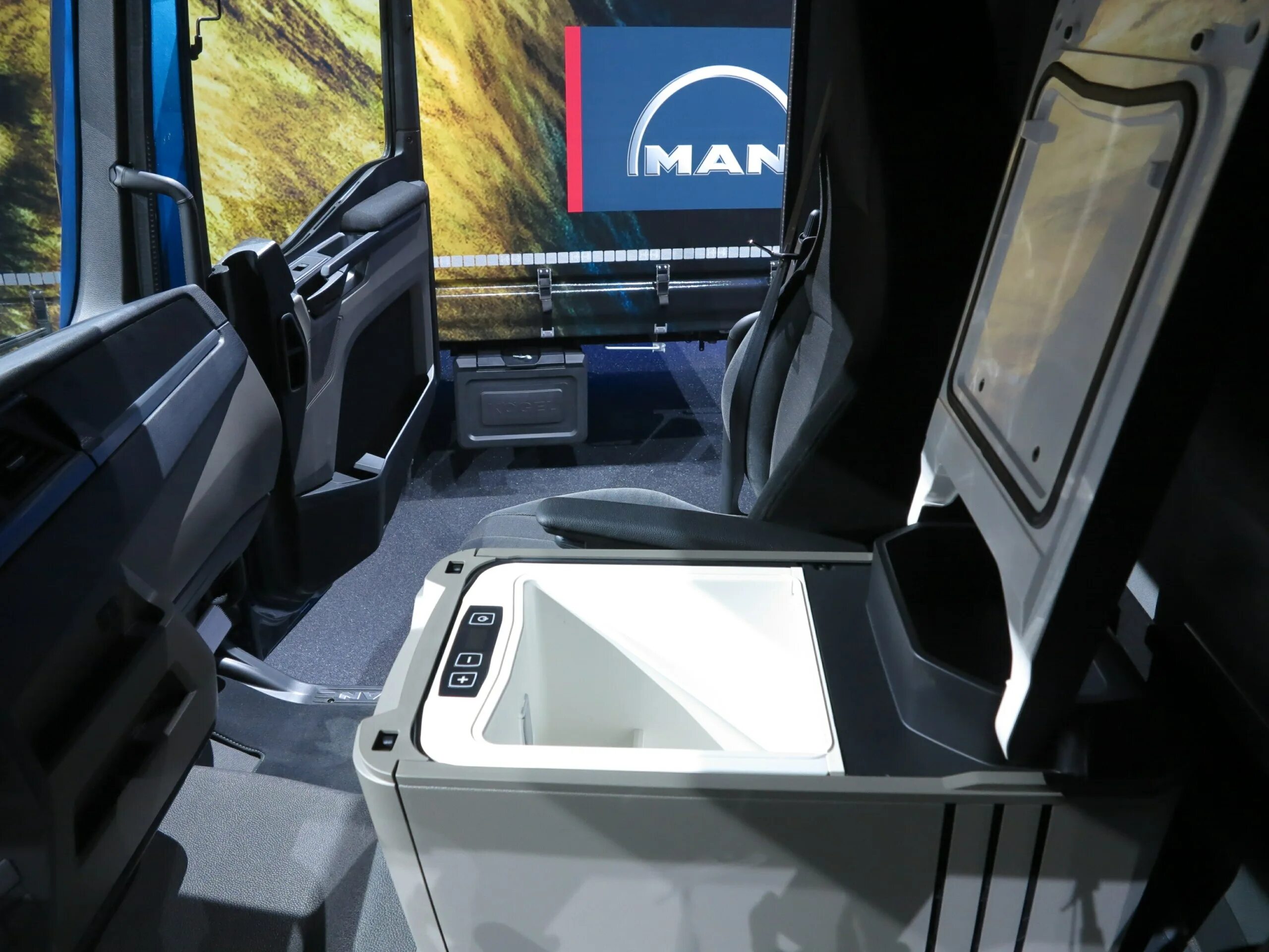 Ман тгх управление. Новый ман тгс 2025 кабина. man tgx 2025 кабина. man tgx 2025 салон. новый man tgx 2025.