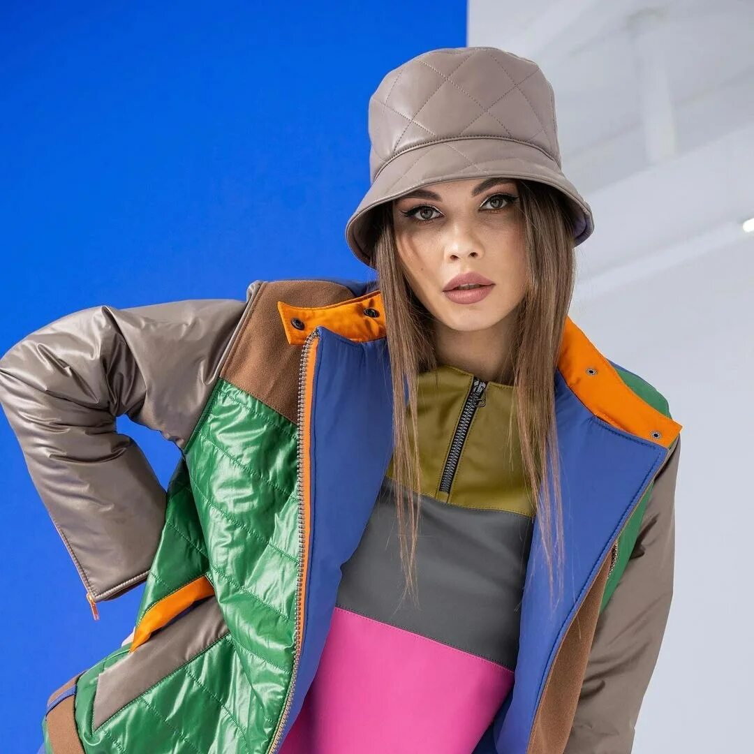 Современные головные уборы. Стильный головной убор на зиму. Молодежь 2020 в шапках. Вязаные головные уборы. Шапка тренд 2020.