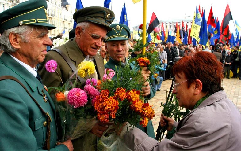 Будет ли в мае повышение. Ветераны бандеровцы. Забота о ветеранах. Бендеровцы против ветеранов 9 мая фото. Видео как на 9 мая в Украине приветствовали бендеровских ветеранов.