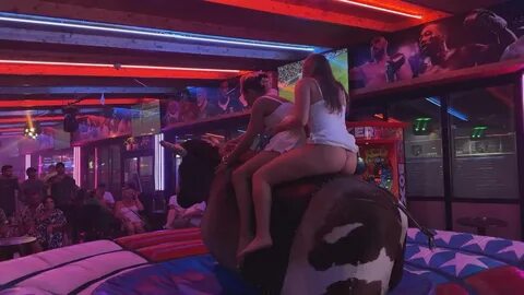 Бухая милфа чуть не спалила мохнатку на механическом быке! 