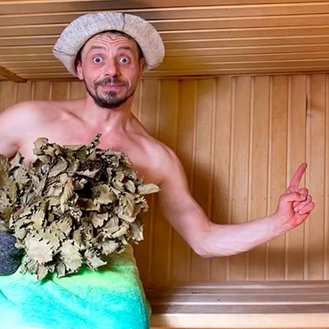 Париться веником. Баня купон. Мужчина в парилке. Мужик с веником. Спас от голодных мужиков в сауне.