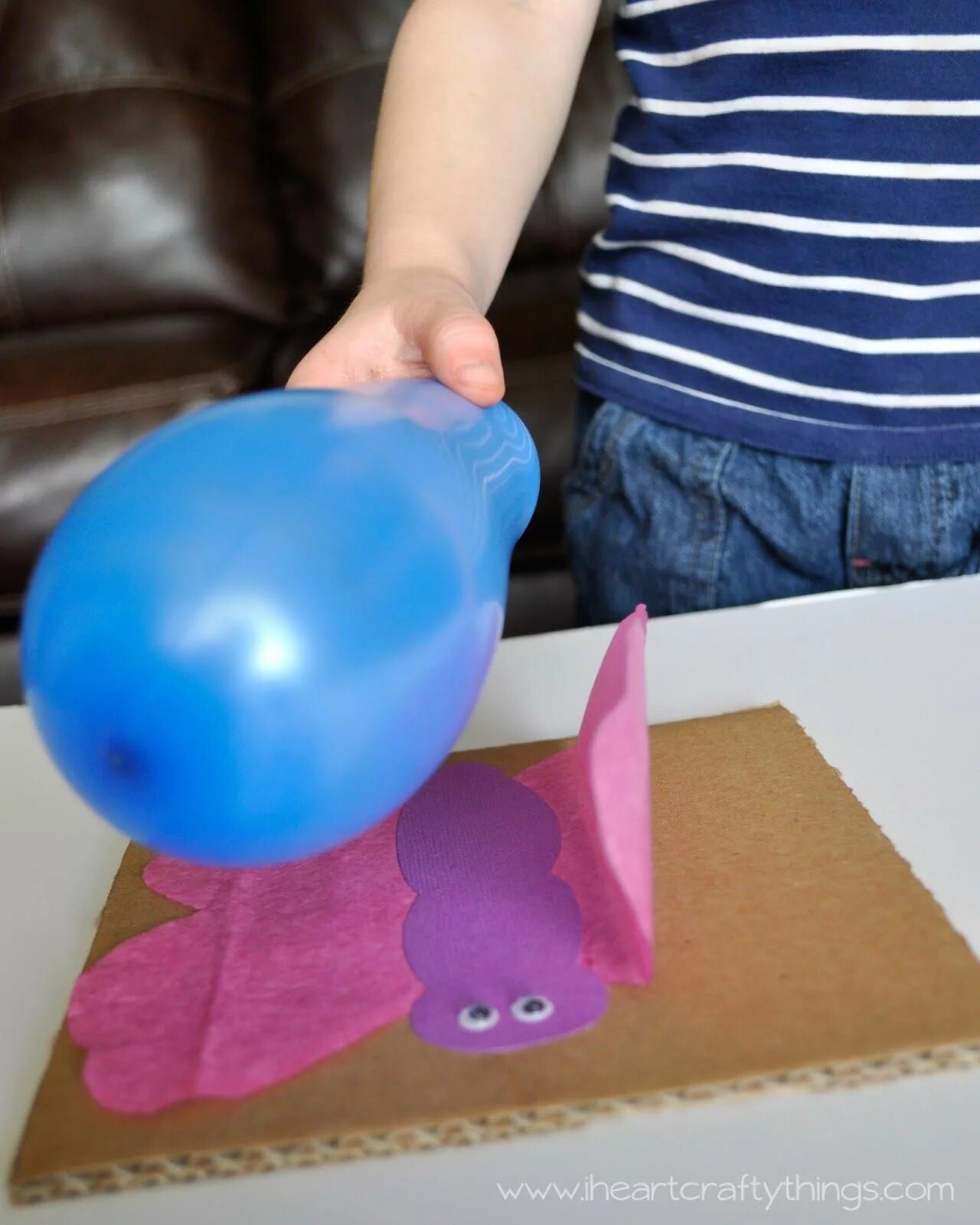 Опыт с воздушным шариком. Опыты со статическим электричеством. Экспериментирование с воздушным шариком для детей. Статическое электричество опыты для детей.