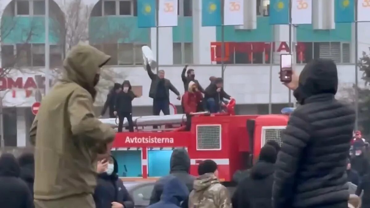 Митингующие захватили Международный аэропорт в Алматы. Беспорядки в Алма Ате аэропорт. Погром в Казахстане 2022 аэропорт. Протесты в Казахстане 2022.