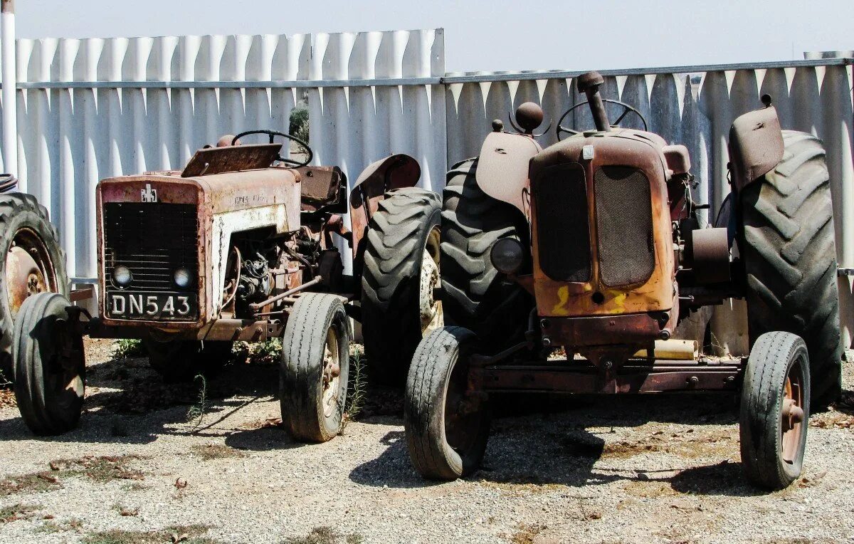 Авто тракторный. Антик трактор. Renault tractor 3051. Трактор Renault 1950. Трактор т700 Ржавый.