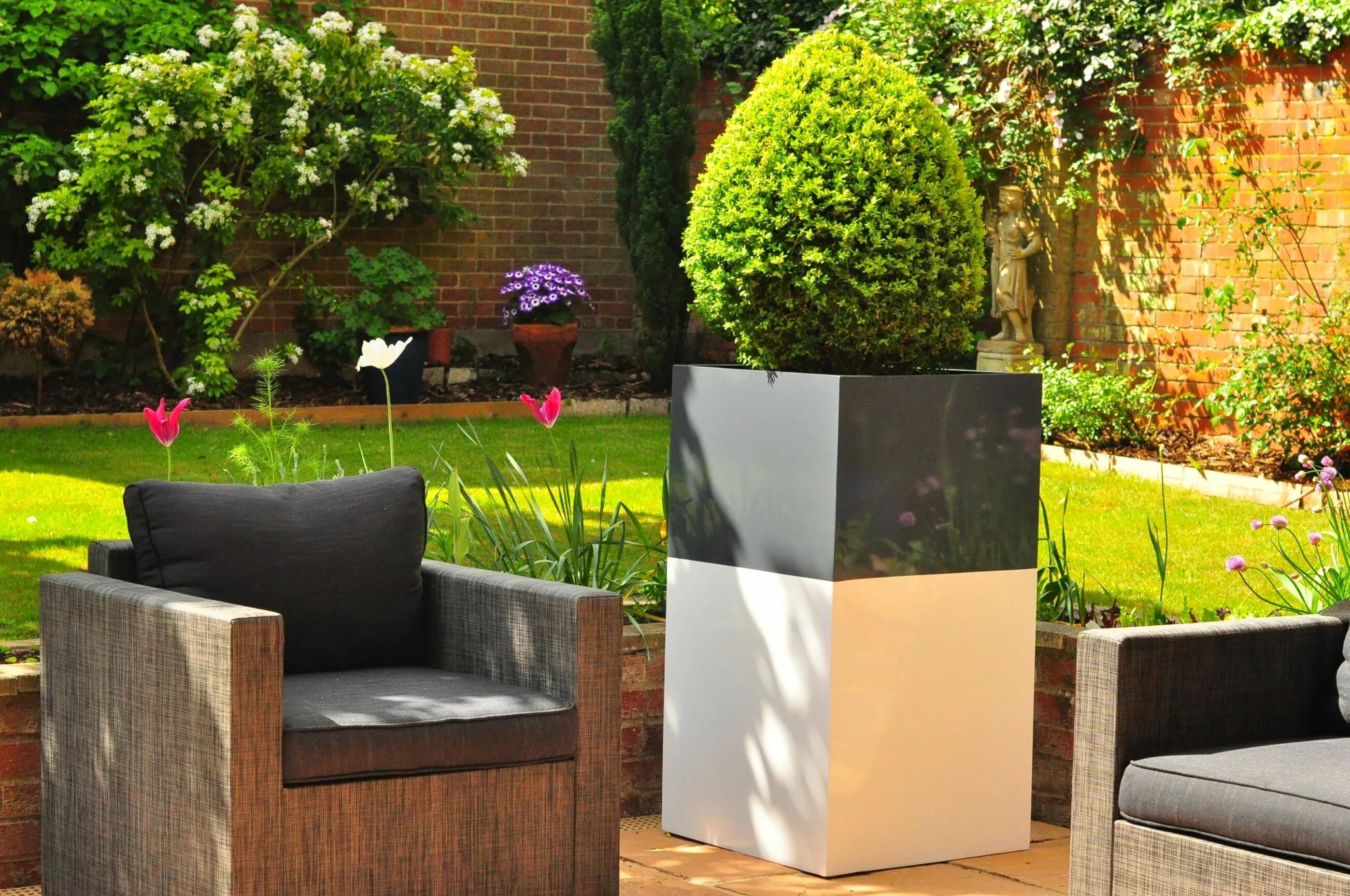 Pin on Идеи контейнерного озеленения сада Self watering planter, Patio planters,