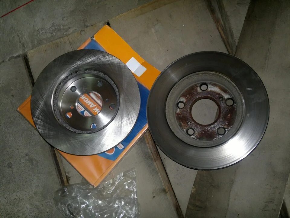 Дикси тормазные тойота королла 2011орегинал. Тормозные диски trw тойота рав 4. Тормозной диск camry 40. Оригинальный тормозной диск тойота. Toyota 43512-0e060.