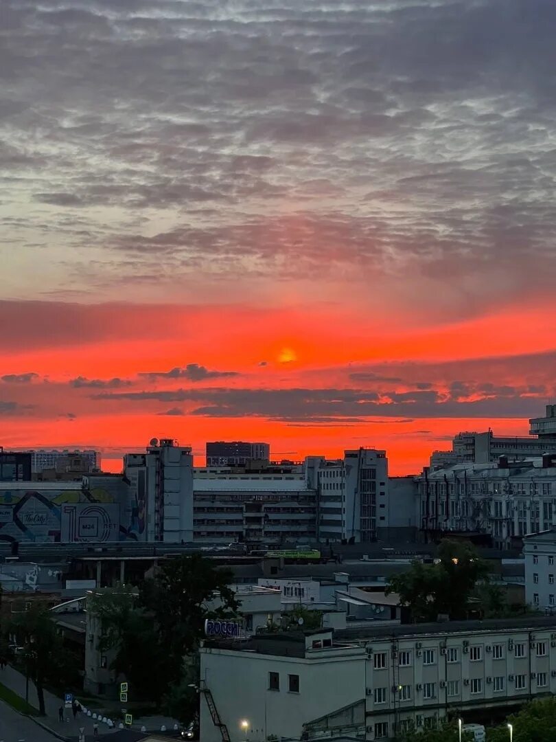 Закат сегодня во сколько москва. Восход и заход солнца в москве по месяцам 2022 год. Сталинские высотки закат. Закат сегодня во сколько москва. Закат в москве сегодня.