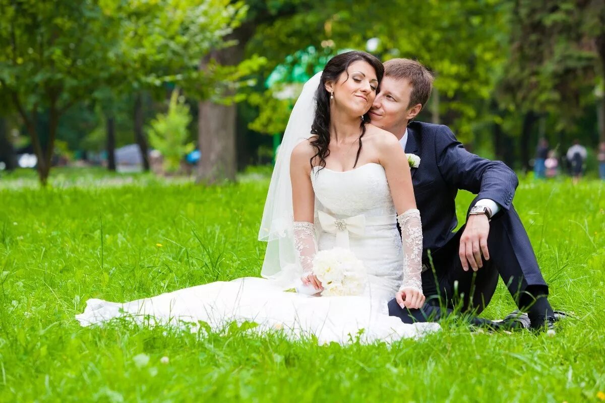 Жених и невеста. Августовские свадьбы. Стоит ли играть свадьбу. Дешевая свадьба. Венчание фотосессия.