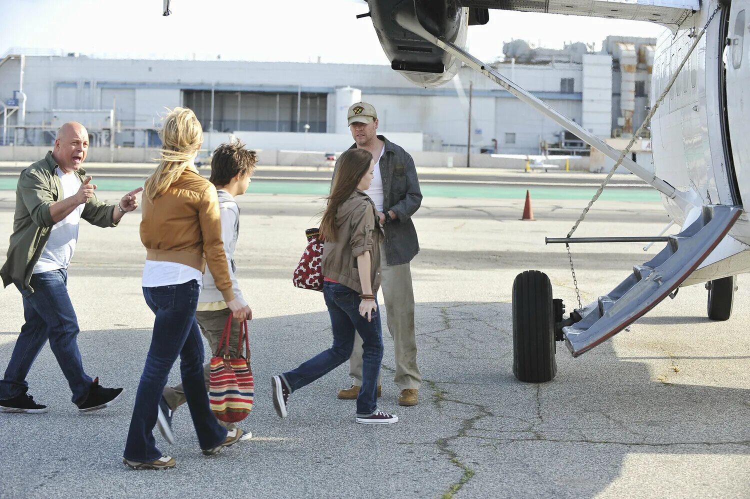 необычная семья фильм. необычная семья сериал 1 сезон. необыкновенная семейка сериал. странная семейка сериал. необыкновенная семейка 2010 сериал.