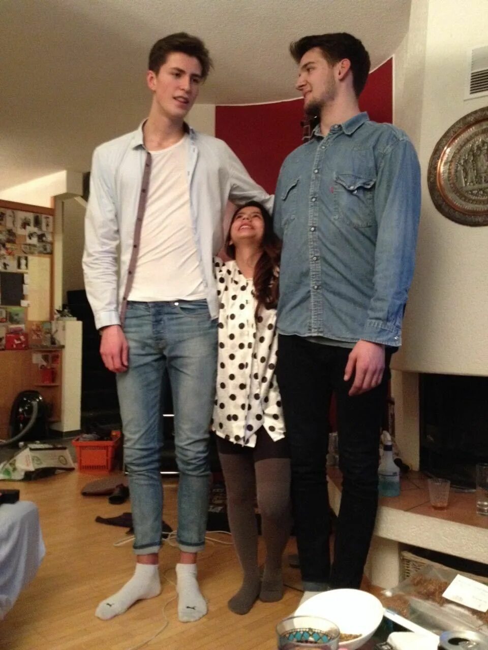 My brother tall me. Высокий парень. Высокий человек. Очень высокий парень. Высокий мальчик.