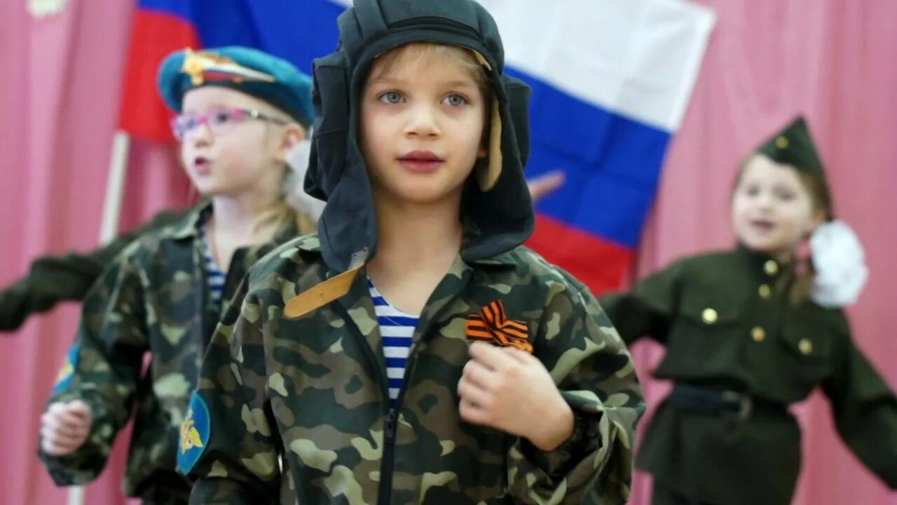 Военное попурри слушать. Дети танцуют в военной форме. Дети поют о войне. Попурри на военную тему. Военное Попурри для детей.
