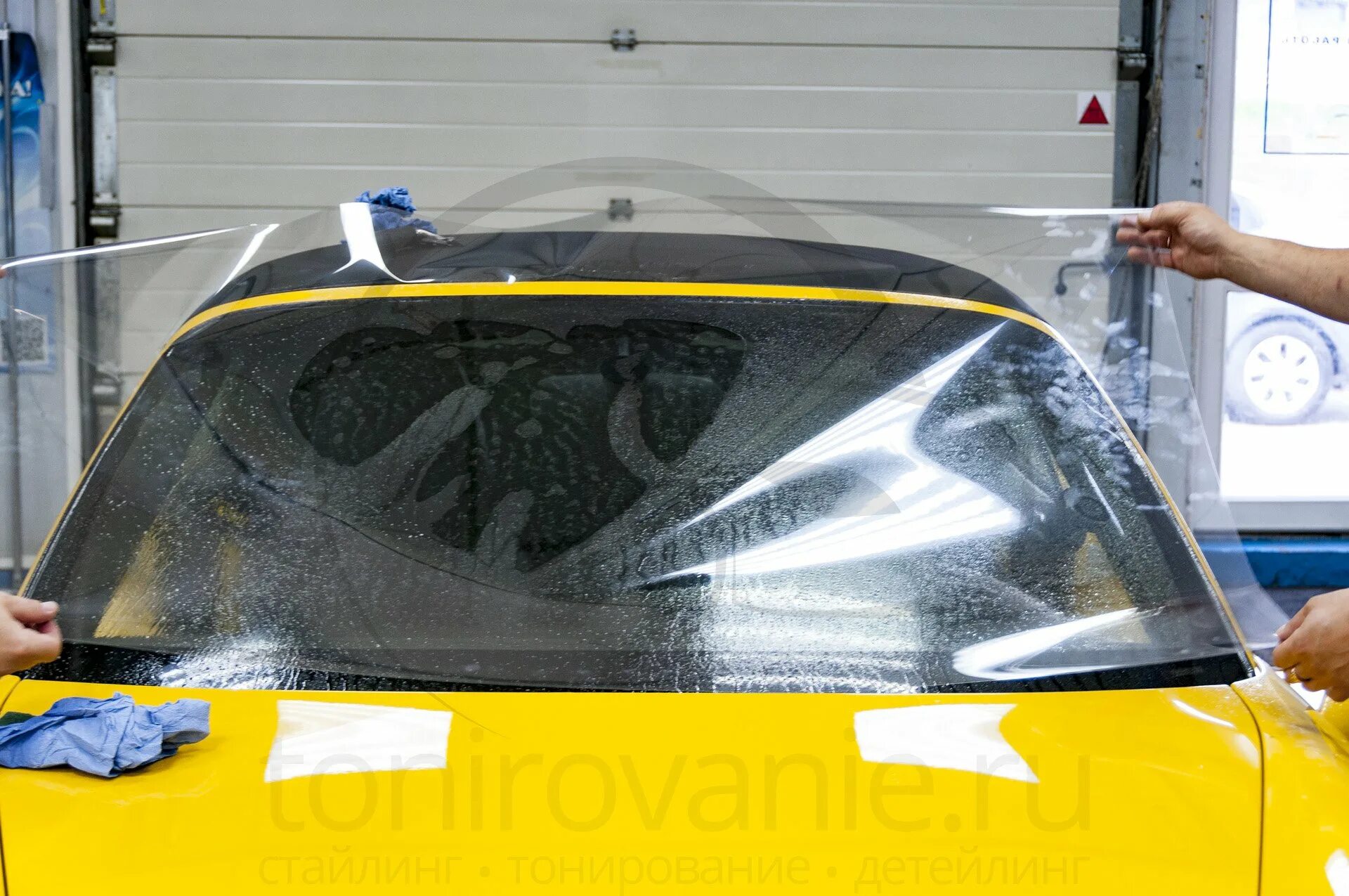Бронирование стекол. Porsche 911 лобовое стекло. защита лобового стекла пленкой. антигравийная защита лобового стекла. бронирование стекол автомобиля пленкой.