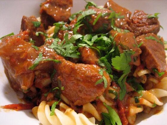 Тушёное мясо с овощами в мультиварке свинина. Свинина тушеная в духовке. Свинина в мультиварке куском. Готовка мяса в мультиварке. Свинина в мультиварке куском.