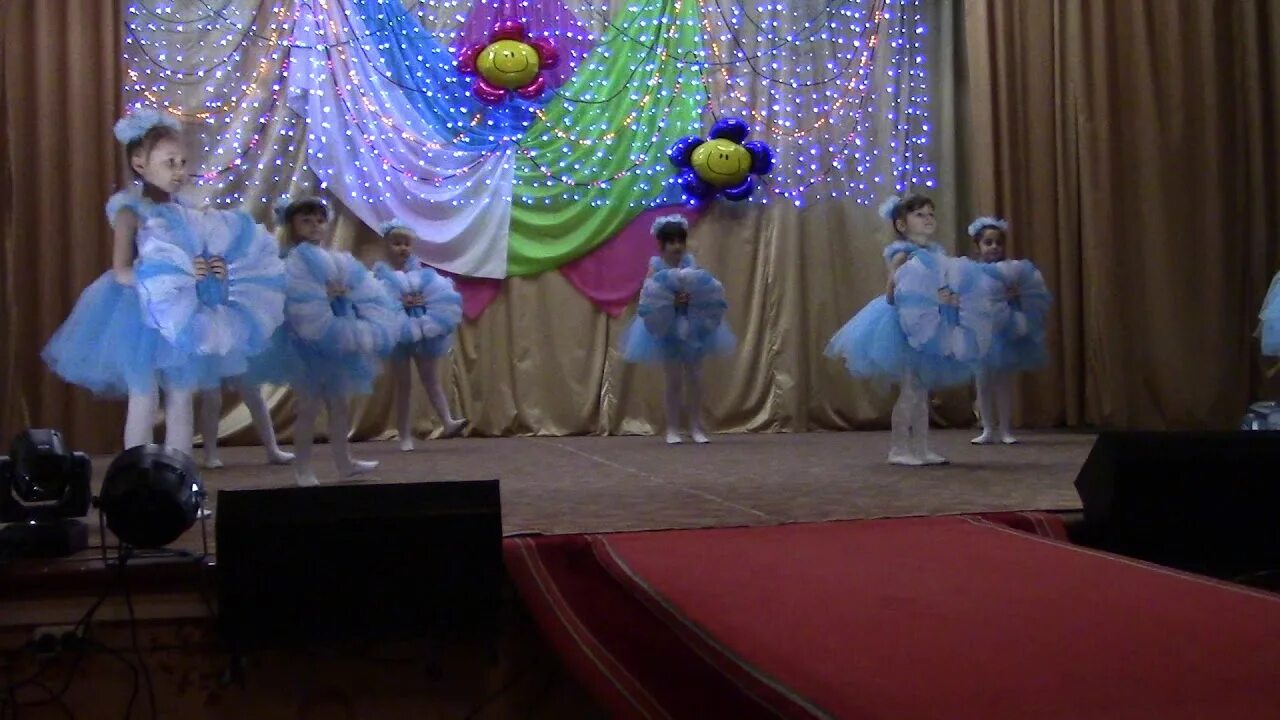 Улетай туча танец с зонтиками. Танец с зонтами. Костюм для танца облака. Танец тучка. Девушка летит.