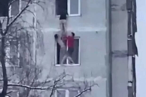 Парень который спас девушку. Пожар в москве чертаново. девочек спасавшая своих близких из пожара. ровшан азизов спас девочку из пожара.