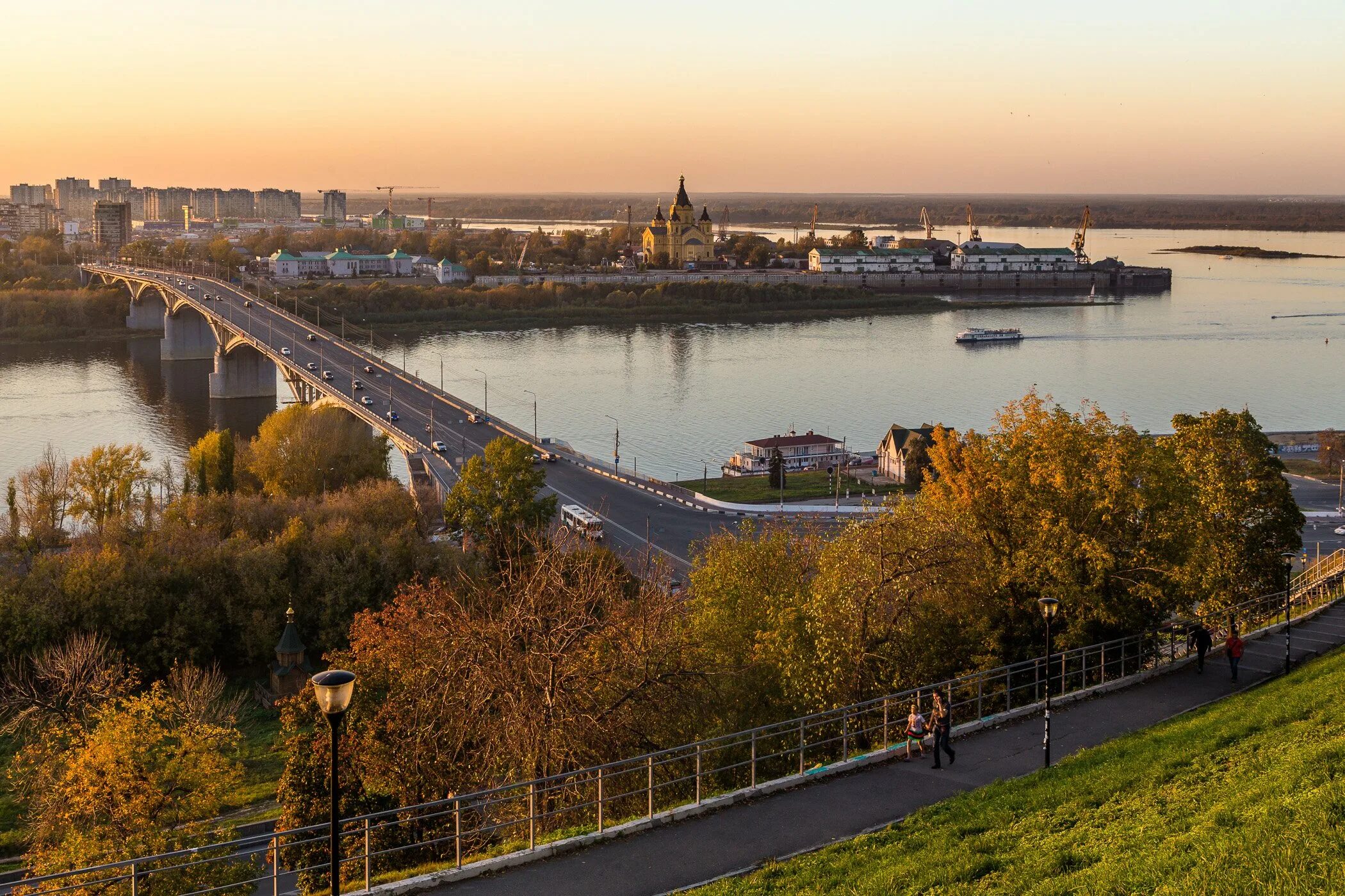 Год города нижний новгород. Верхневолжская набережная Нижний Новгород. Нижний Новгород Кремль осень. Нижний Новгород стрелка осень. Верхневолжская набережная осень.