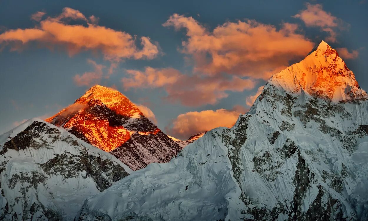 Гималаи Эверест Джомолунгма. Гора Эверест (Джомолунгма). Гималаи. Золотой пик Непал Гималаи. Пик горы Эверест рассвет.
