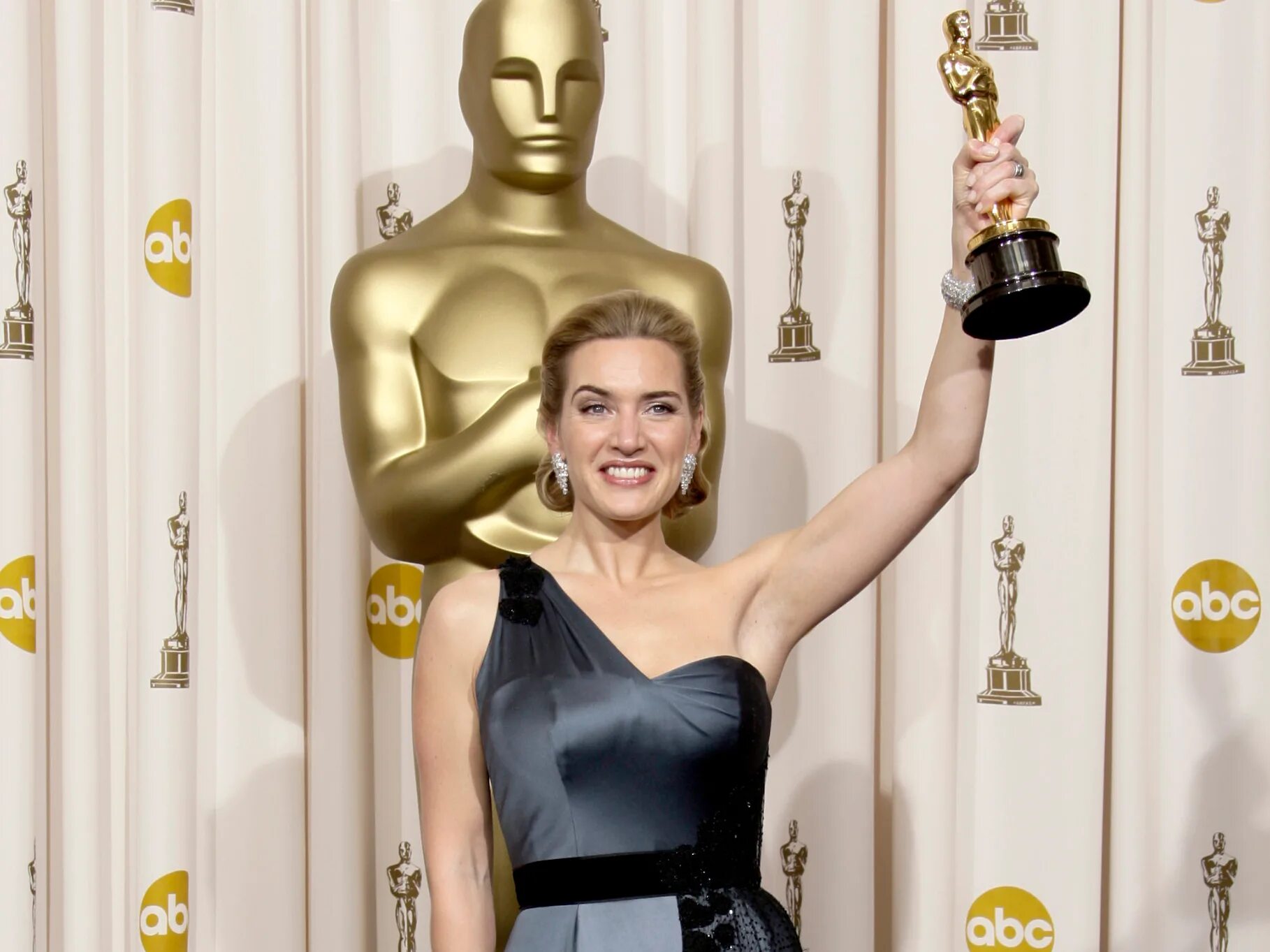 Оскара февраля. Кейт Уинслет Оскар. Kate Winslet на Оскаре 2009. Оскар 2009 Кейт Уинслет платье. Кейт Уинслет Оскар 2017.