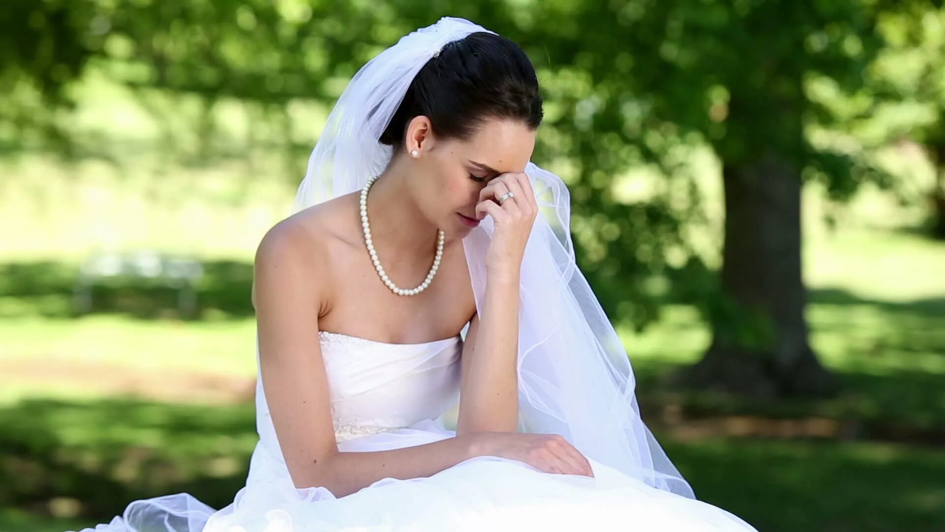 Женщина хотят выйти замуж. Невеста. Свадьба девушек. Невеста плачет на свадьбе. Грустная невеста.