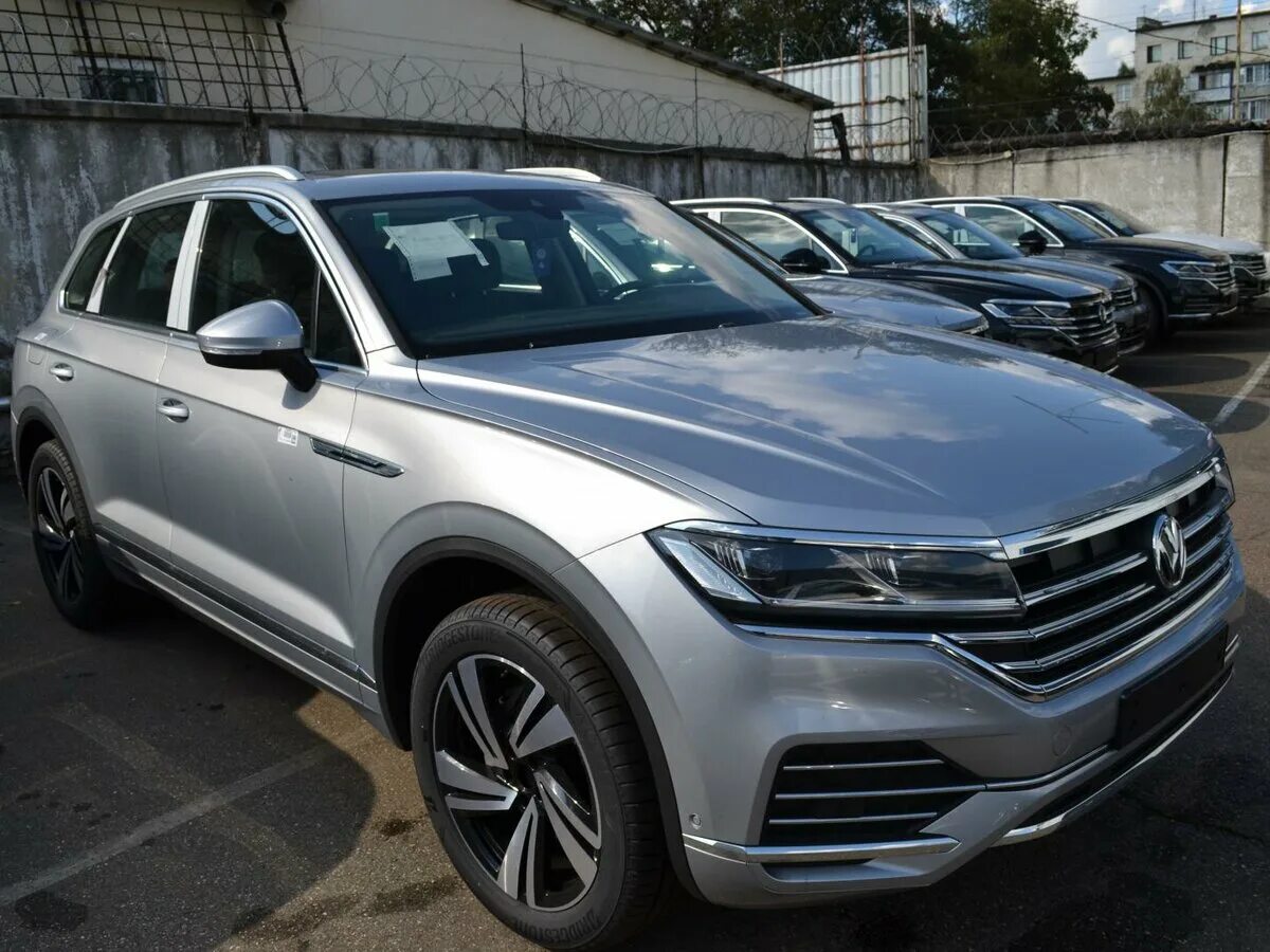 Купить фольксваген туарег новый. Новый серебристый Туарег. VW Touareg III Shadow line серебристый. Туарег 2019 серый. Фольксваген Туарег новый серебряный.