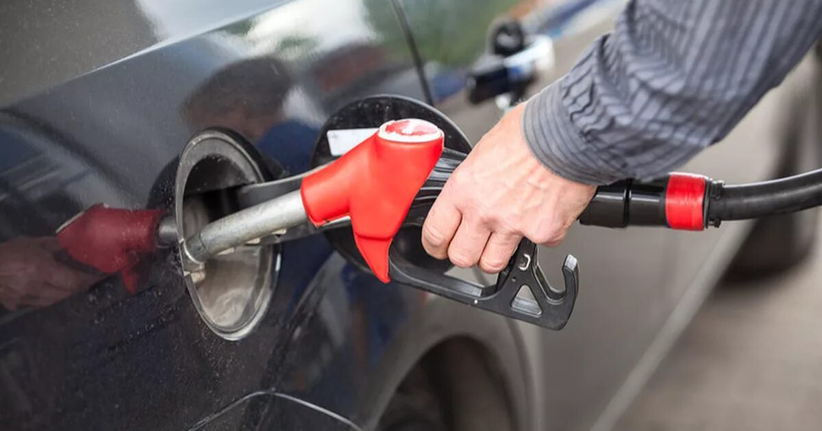 крышка топливного бака пежо 308. в бензобаке автомашины. бензобак авто. L200 лючок бензобака. бак топливный ваз 2110 инжектор 1,5.