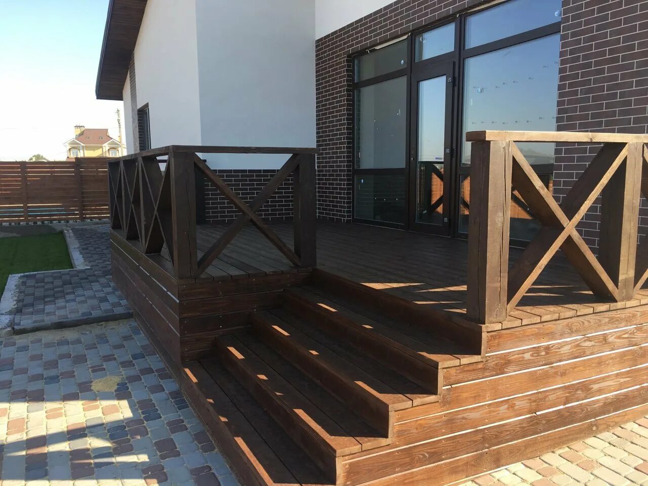 Терраса в цвете палисандр. Цвет веранды. Перила на веранде из дерева. Веранда в цвете палисандр. Веранда в цвете палисандр.