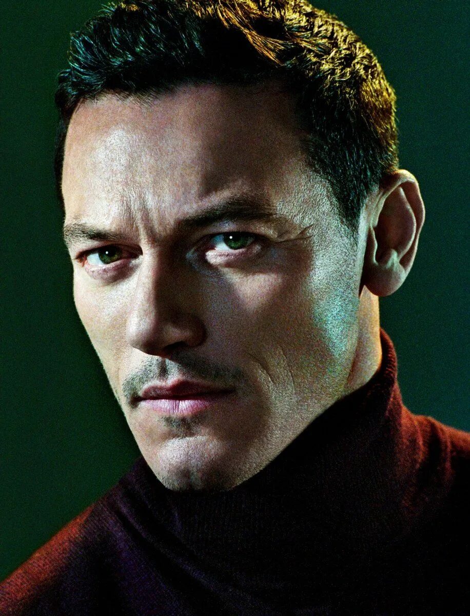 Luke evans. Люк Эванс. Люк Эванс Дракула. Люк Эванс фото. Люк Джордж Эванс.