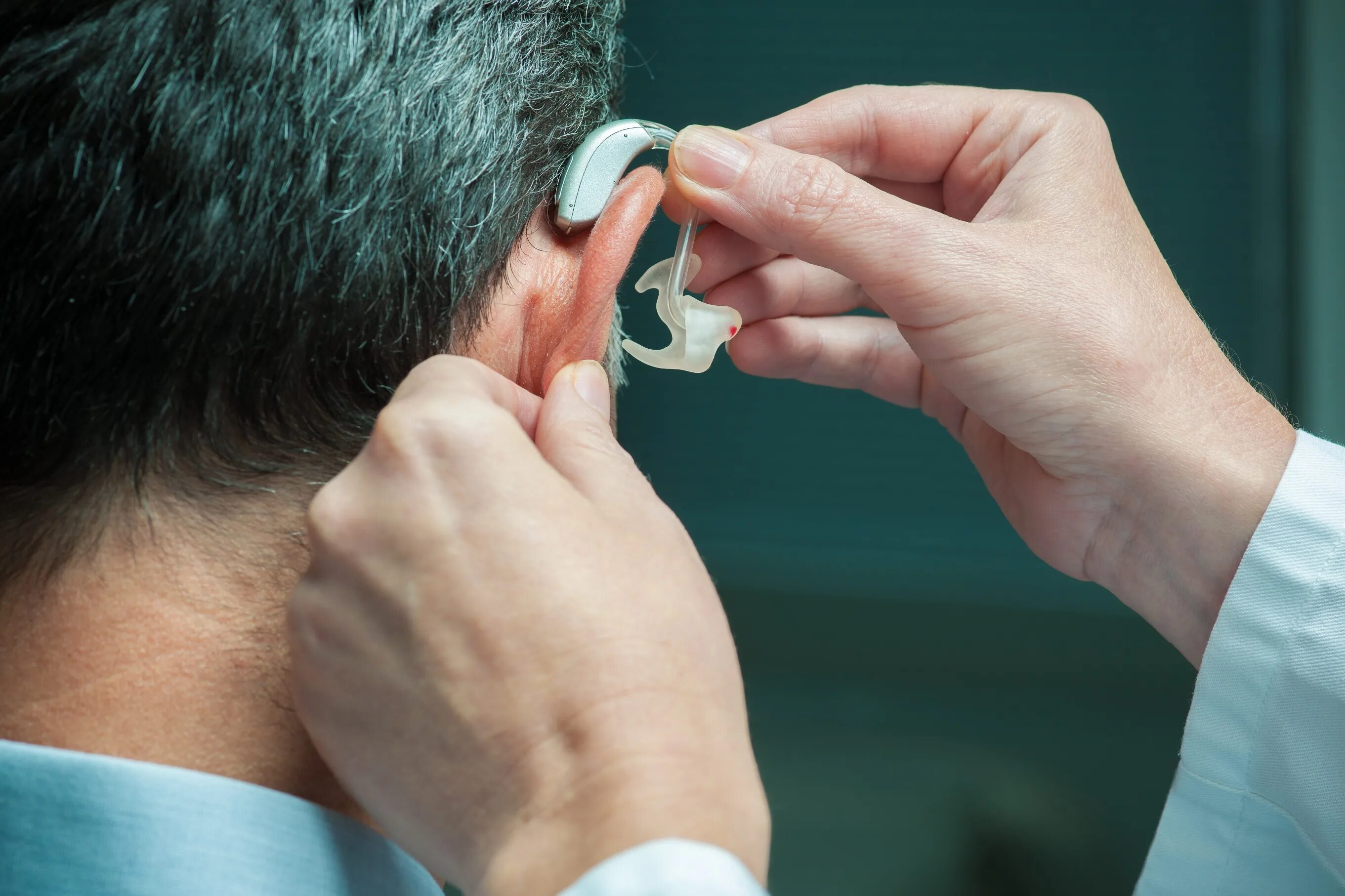 Среднее нарушение слуха. Нарушение слуха. Слуховой аппарат. Слуховой аппарат человека. Аппарат для слабослышащих.