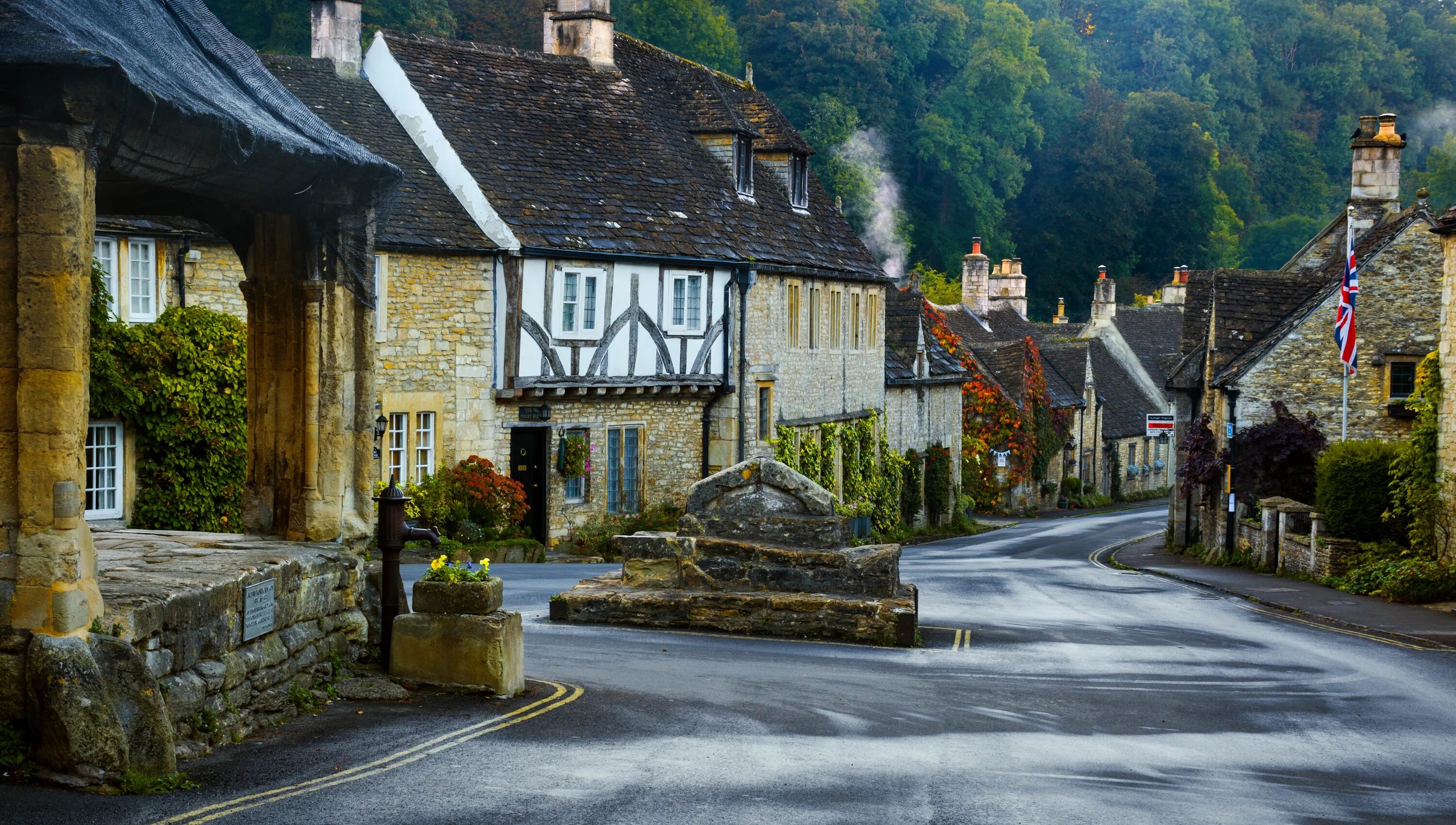 Англия деревня Castle Combe. Деревня Касл комб Англия. Castle Combe, Уилтшир, Англия. Касл комб самая красивая деревня в Англии. Villages england