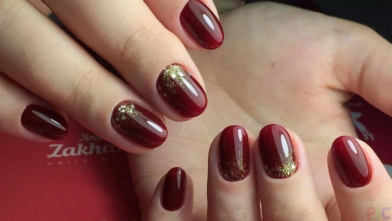 маникюр бордового цвета с золотом. маникюр бордо с золотом. ногти бордо с золотом. бордо с золотым. бордовый маникюр.