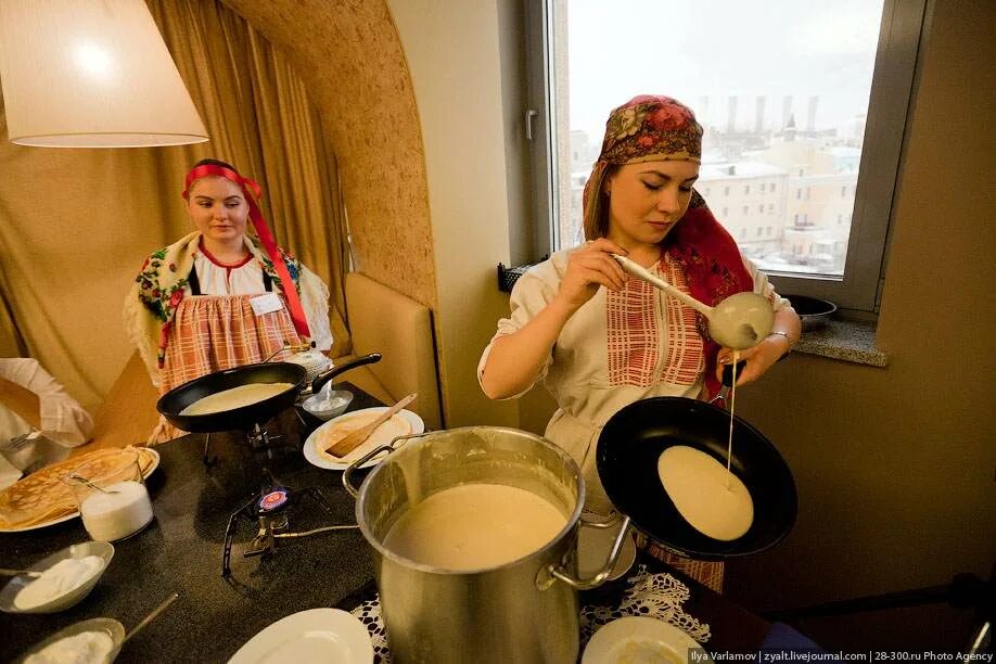 Блюда из русской печи. Блины на сковородке. Пекло блинная. Блины на профессиональной блиннице. Блюда в русской печи.