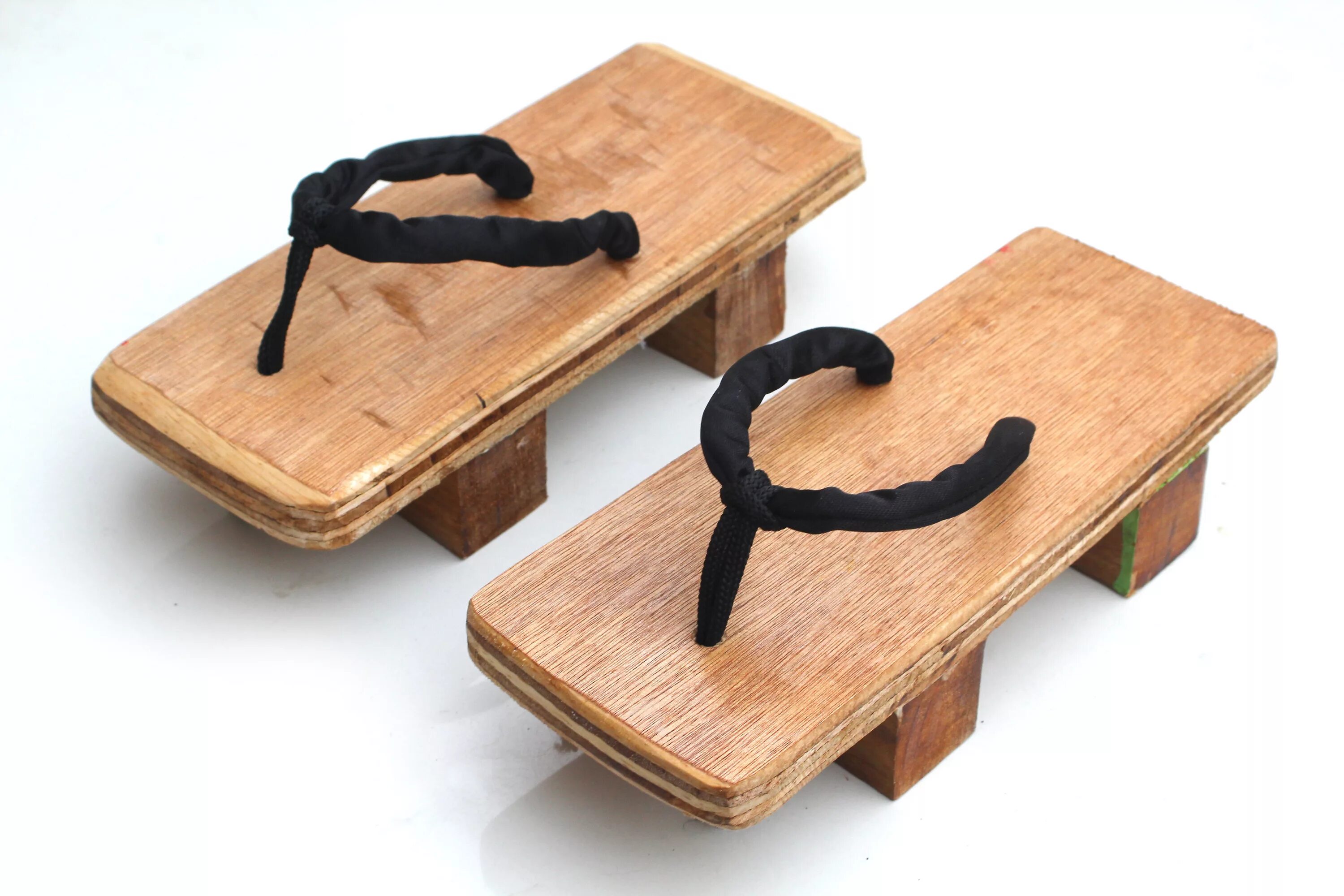 Маленькая гета. Деревянные сандали японские. Гэта японская обувь. Японские деревянные туфли. Японские деревянные ботинки гэта.