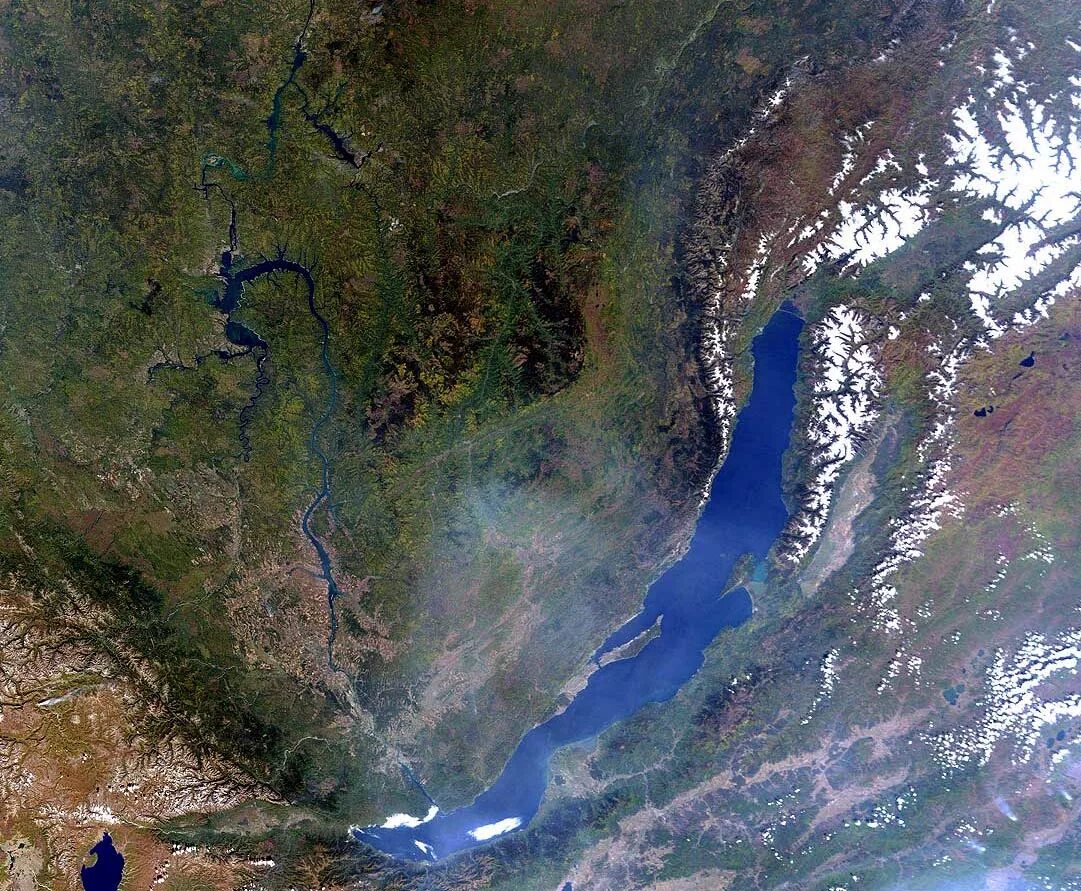 Космический снимок озера Байкал. Озеро Байкал снимок со спутника. Байкал пресноводное озеро. Озеро Байкал снимок с космоса. Самый большой географический объект в мире