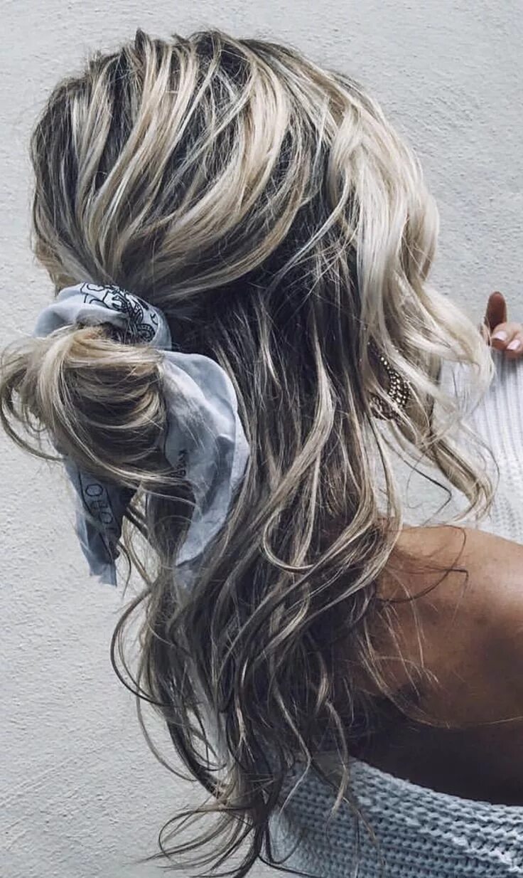 девушка с развевающимися волосами. длинные светло русые волосы. девушки с мелированными волосами. арасели арамбула 2020. софи мартин кюн.