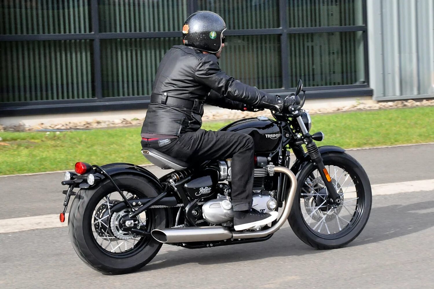 Триумф бобер. Триумф бонневиль боббер. триумф боббер мотоцикл. triumph bonneville bobber black. triumph bonneville bobber custom.