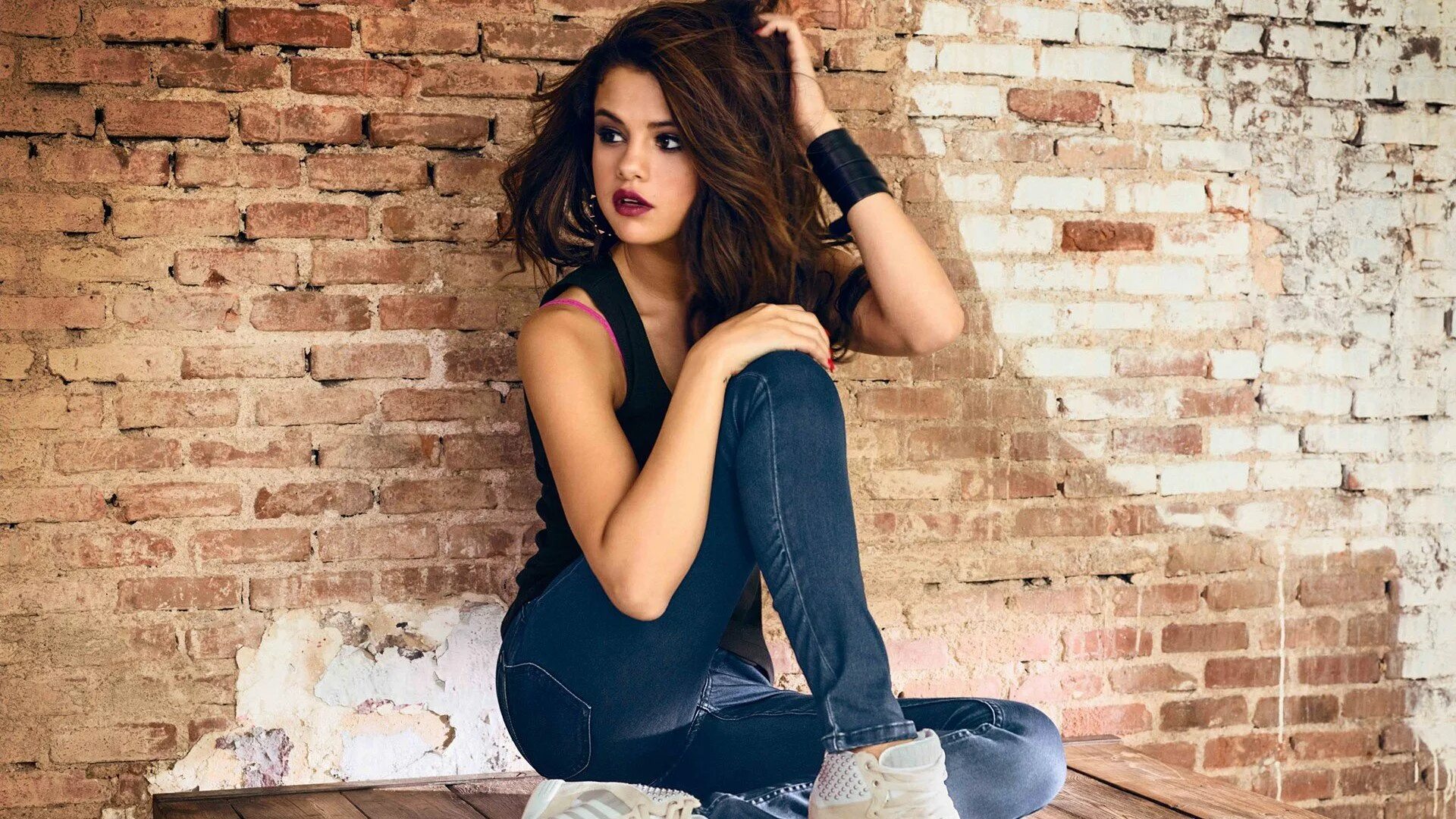 Фотосессия самой. Selena Gomez. Селена Гомес сидит. Селена Гомес 21 год. Селена Гомес модель.