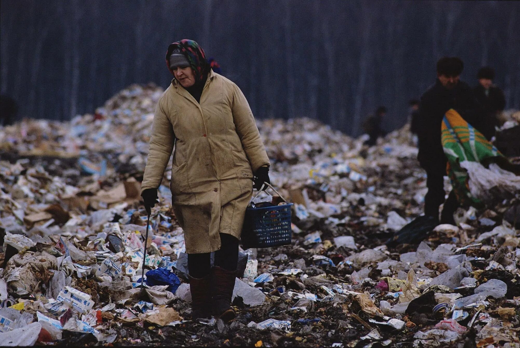 В россии в 1990 выросло социальное расслоение. Россия в 1990-е годы. Нищета 90х в России.