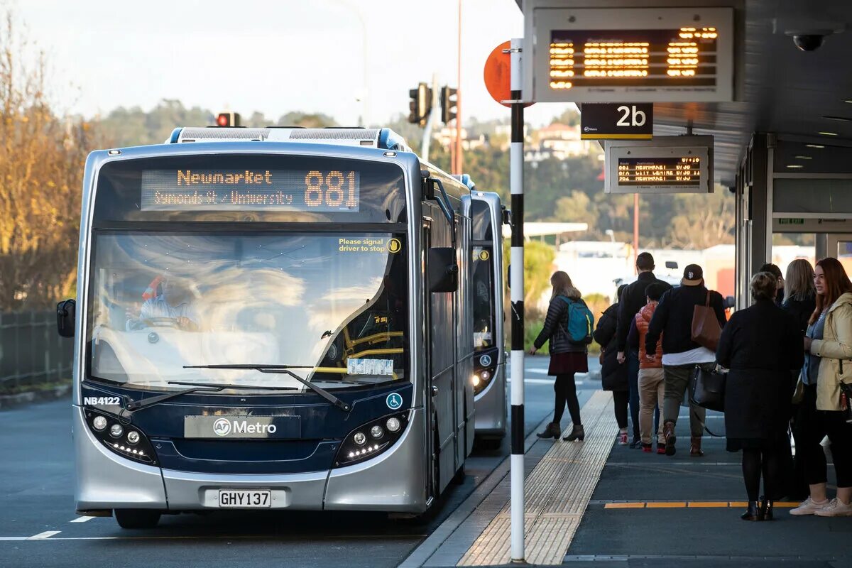 Общественный транспорт страны. Общественный транспорт Окленда. Автобусы новой Зеландии. Современный общественный транспорт. Новая Зеландия транспорт автобусы.