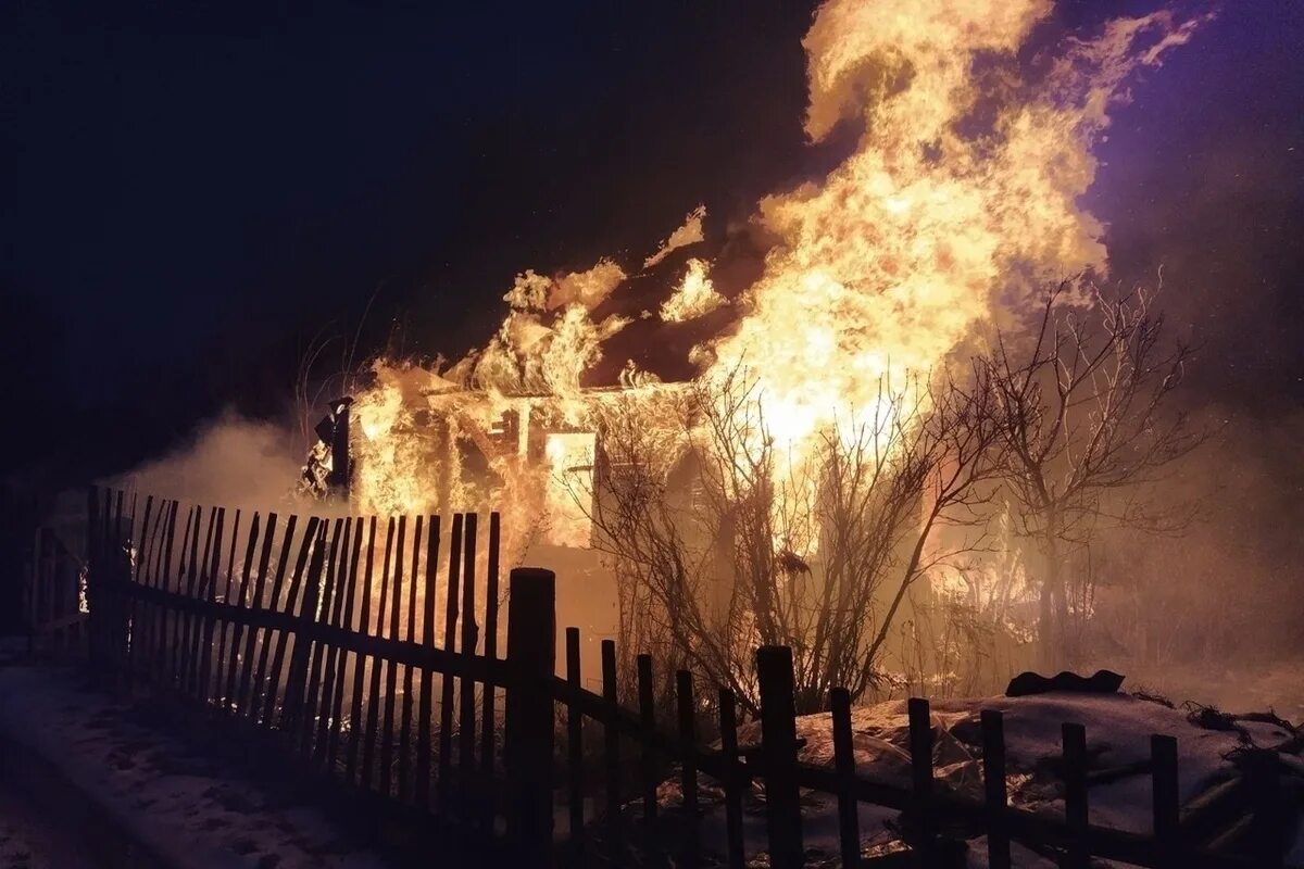 Горящая деревня. Сгоревшая деревня. Деревня в огне. Пожар. В городе сгорел дом