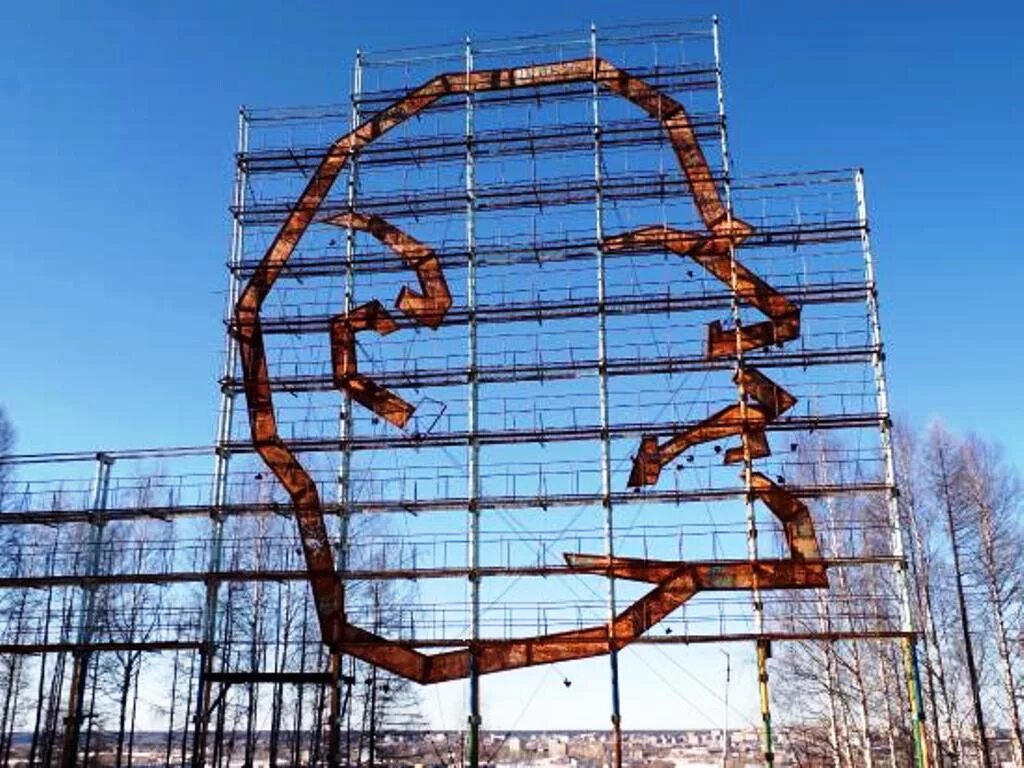 профиль ленина ухта. памятник голова ленина ухта. ухта статуя ленина. гора ветлосян ухта. голова ленина ухта.