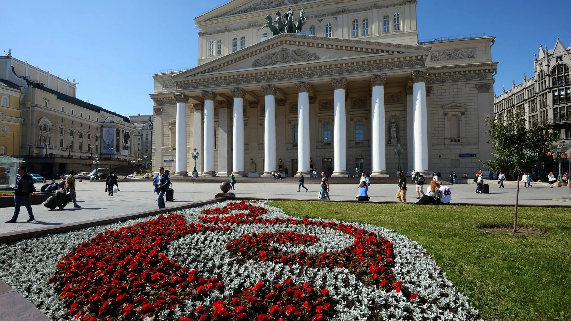 Москва. Большой театр. Большой театр тюльпаны Уланова. Театральная площадь Москва. Театр оперы и балета Москва. Театр возле большого театра